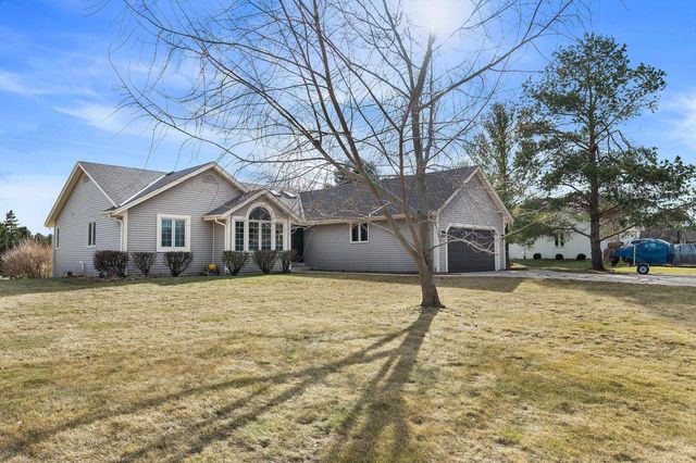 S47W25739 Wood Lilly LANE, Waukesha, WI 53189