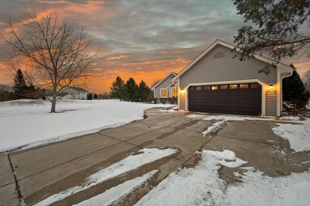 S47W25739 Wood Lilly LANE, Waukesha, WI 53189