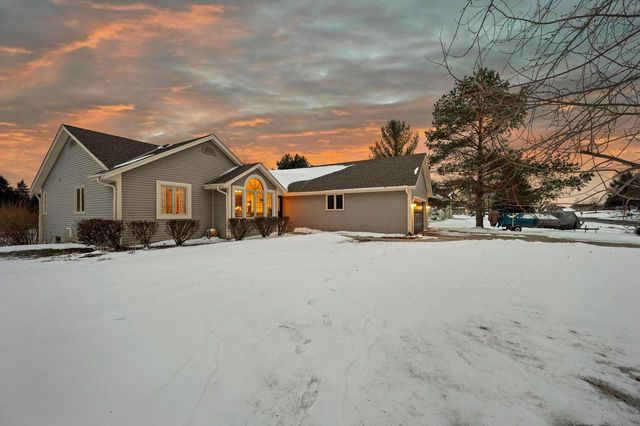 S47W25739 Wood Lilly LANE, Waukesha, WI 53189