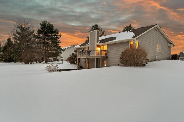 S47W25739 Wood Lilly LANE, Waukesha, WI 53189