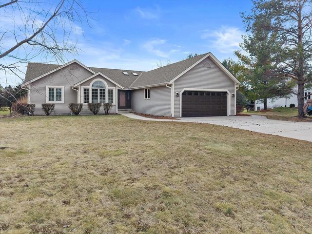 S47W25739 Wood Lilly LANE, Waukesha, WI 53189