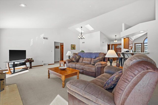 S47W25739 Wood Lilly LANE, Waukesha, WI 53189