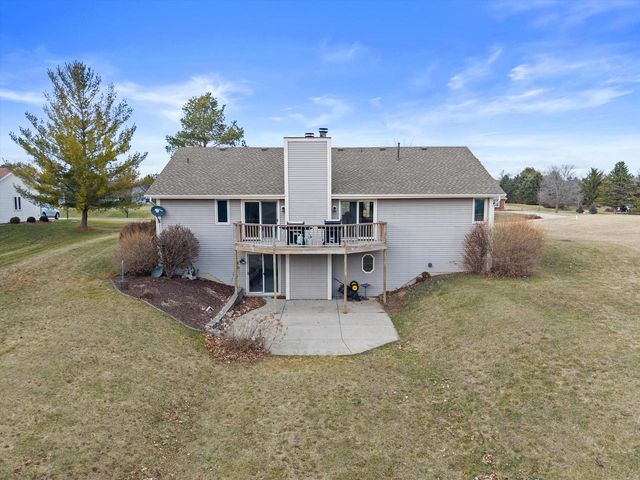 S47W25739 Wood Lilly LANE, Waukesha, WI 53189