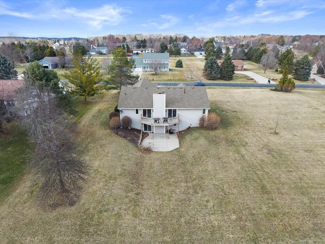 S47W25739 Wood Lilly LANE, Waukesha, WI 53189