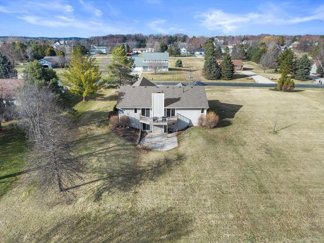 S47W25739 Wood Lilly LANE, Waukesha, WI 53189