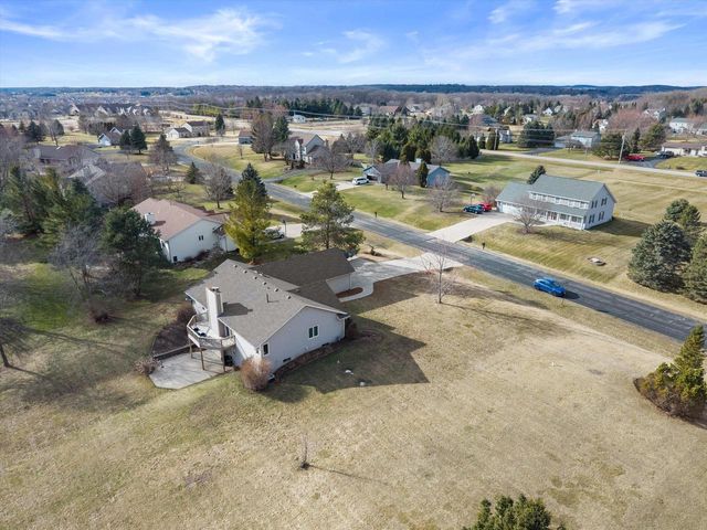 S47W25739 Wood Lilly LANE, Waukesha, WI 53189