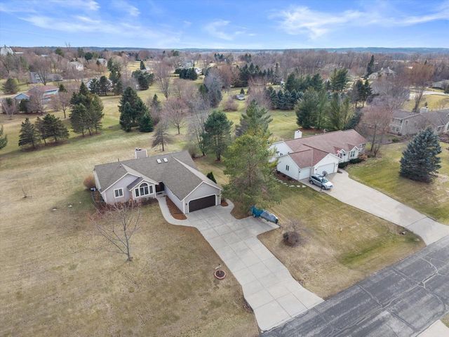 S47W25739 Wood Lilly LANE, Waukesha, WI 53189