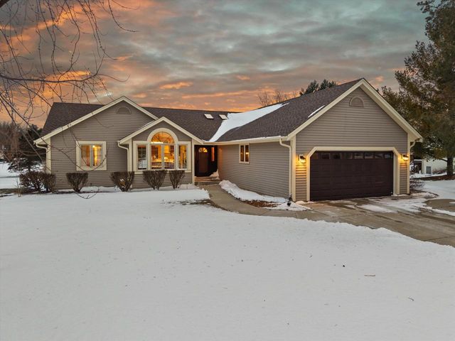 S47W25739 Wood Lilly LANE, Waukesha, WI 53189