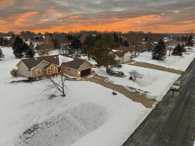 S47W25739 Wood Lilly LANE, Waukesha, WI 53189