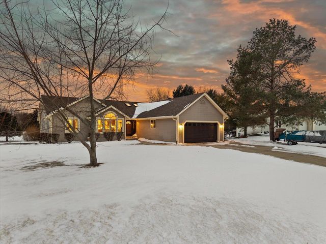 S47W25739 Wood Lilly LANE, Waukesha, WI 53189