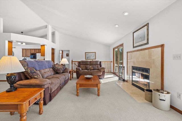 S47W25739 Wood Lilly LANE, Waukesha, WI 53189