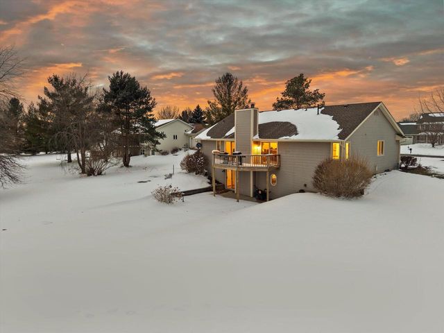 S47W25739 Wood Lilly LANE, Waukesha, WI 53189