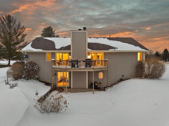 S47W25739 Wood Lilly LANE, Waukesha, WI 53189