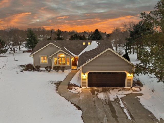 S47W25739 Wood Lilly LANE, Waukesha, WI 53189