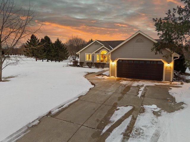 S47W25739 Wood Lilly LANE, Waukesha, WI 53189