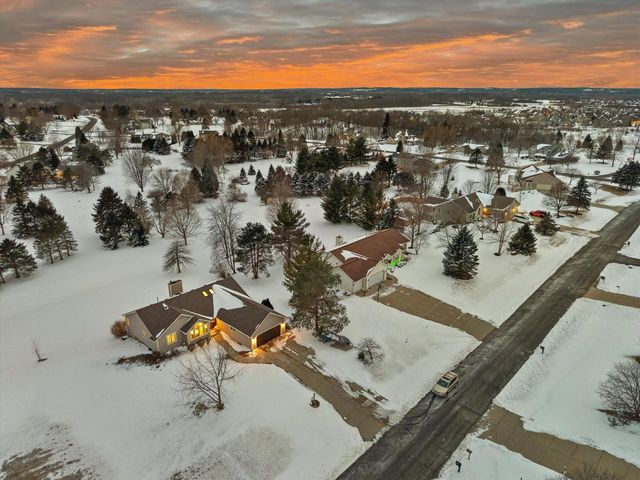 S47W25739 Wood Lilly LANE, Waukesha, WI 53189