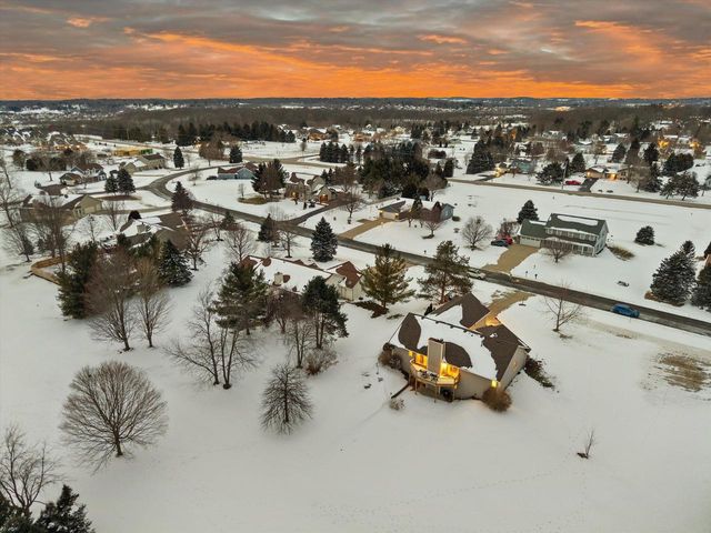 S47W25739 Wood Lilly LANE, Waukesha, WI 53189