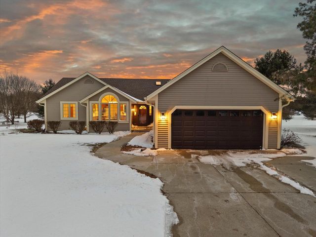 S47W25739 Wood Lilly LANE, Waukesha, WI 53189