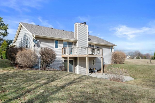 S47W25739 Wood Lilly LANE, Waukesha, WI 53189