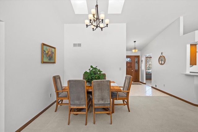 S47W25739 Wood Lilly LANE, Waukesha, WI 53189