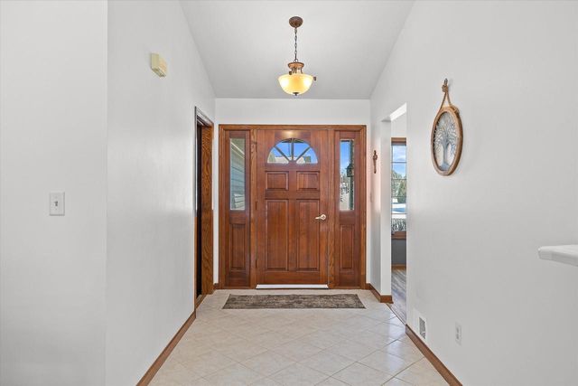 S47W25739 Wood Lilly LANE, Waukesha, WI 53189