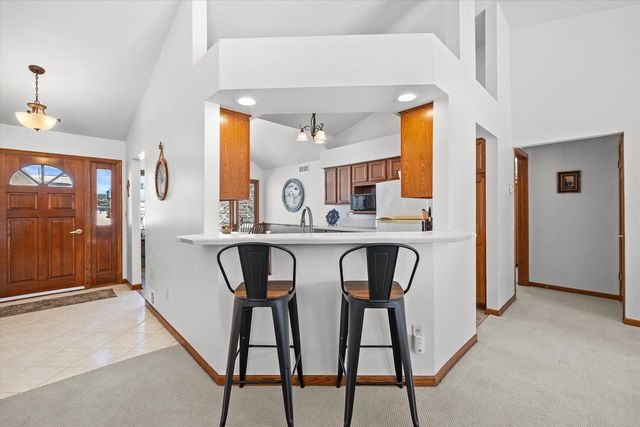 S47W25739 Wood Lilly LANE, Waukesha, WI 53189