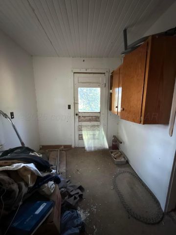 607 Clarendon Street, Mclean, TX 79057