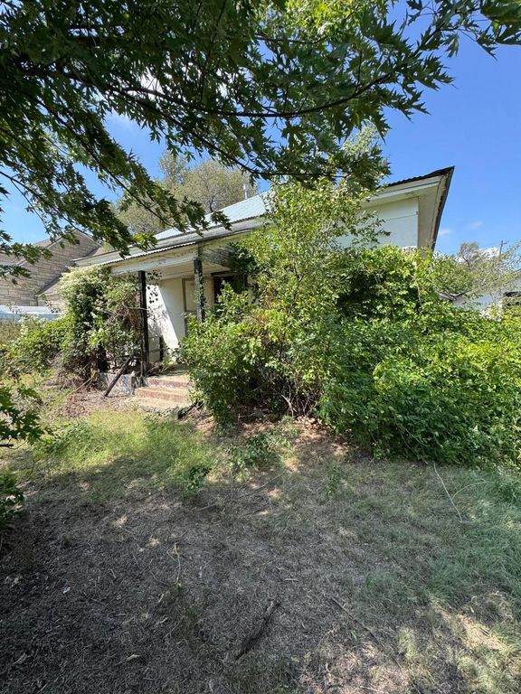 607 Clarendon Street, Mclean, TX 79057