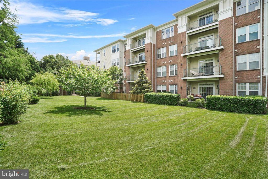 110 Chevy Chase St Apt 301, Gaithersburg, MD 20878