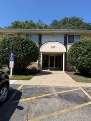 5730 Concord Lane 3, Clarendon Hills, IL 60514