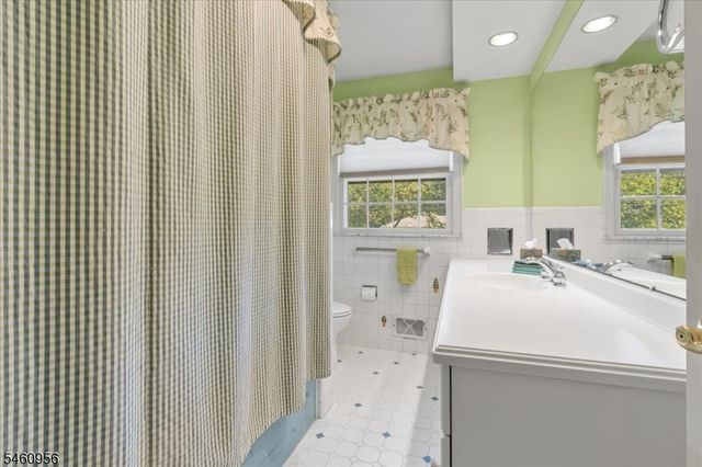 1407 Chapel Hill Rd, Mountainside Boro, NJ 07092