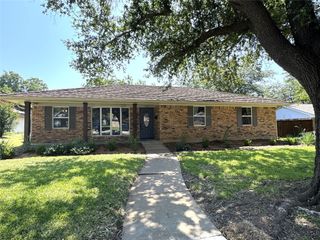 2013 Oxford Circle, Grand Prairie, TX 75051