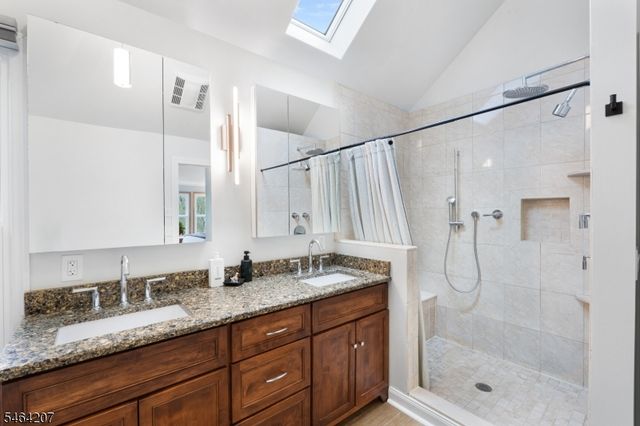 6 Larsen Dr, Roxbury Twp., NJ 07876