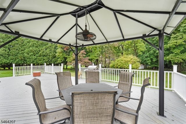 6 Larsen Dr, Roxbury Twp., NJ 07876