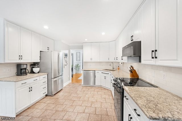 6 Larsen Dr, Roxbury Twp., NJ 07876