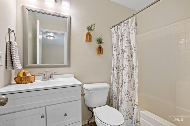 3527 N Maplestone Ave, Meridian, ID 83646