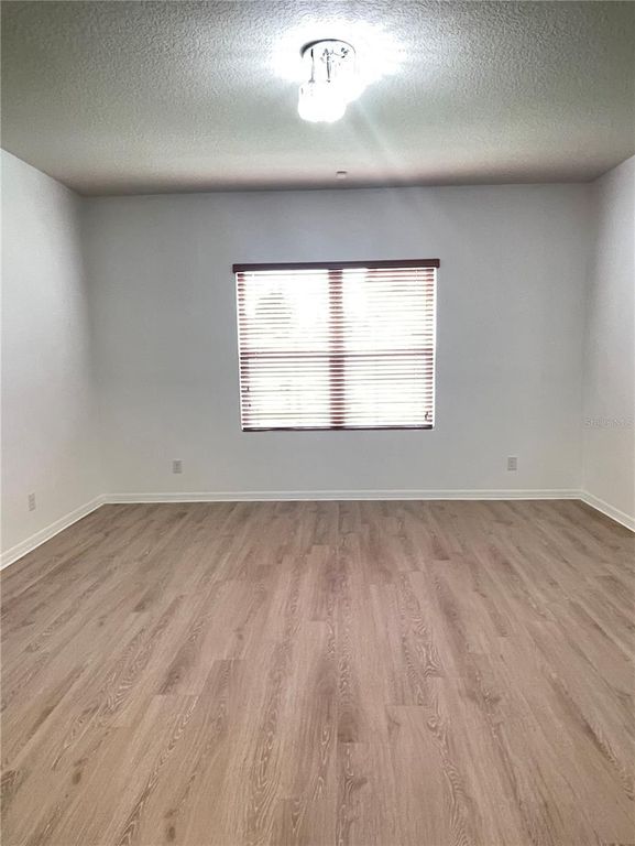 Image 13 of property listing at 12810 BOGGY VIEW DR, Orlando, FL 32824