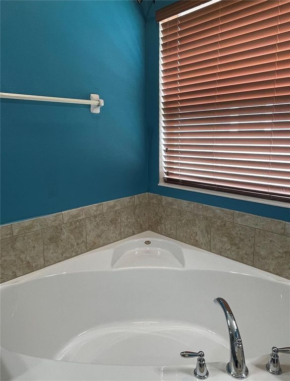 Image 16 of property listing at 12810 BOGGY VIEW DR, Orlando, FL 32824