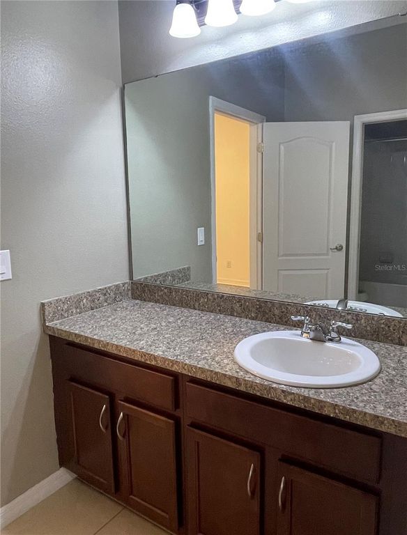 Image 24 of property listing at 12810 BOGGY VIEW DR, Orlando, FL 32824