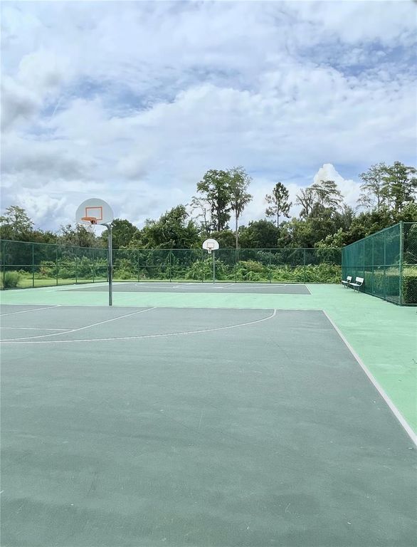 Image 36 of property listing at 12810 BOGGY VIEW DR, Orlando, FL 32824