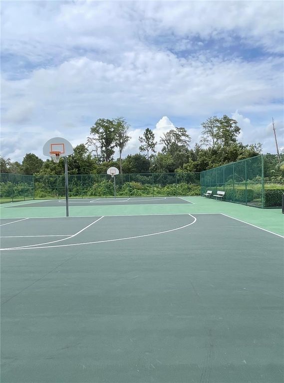 Image 37 of property listing at 12810 BOGGY VIEW DR, Orlando, FL 32824