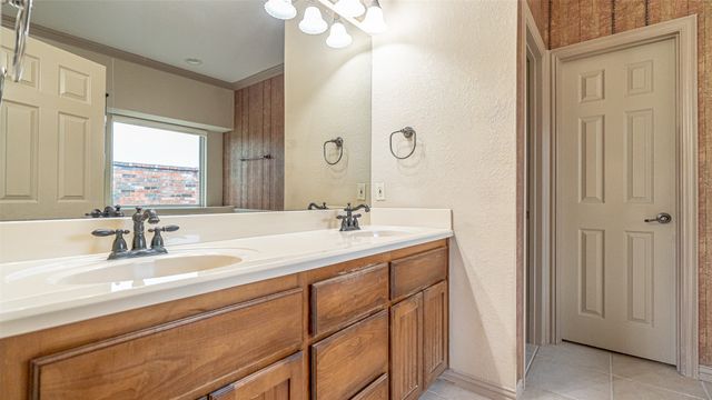 2300 E Emerald Bend Court, Granbury, TX 76049