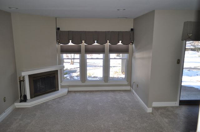 8 Willow Lane 8, Avon, CT 06001