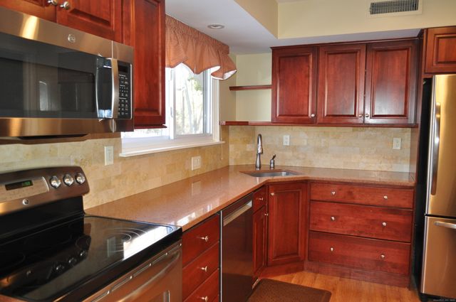 8 Willow Lane 8, Avon, CT 06001