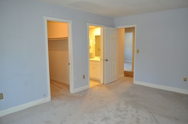 8 Willow Lane 8, Avon, CT 06001