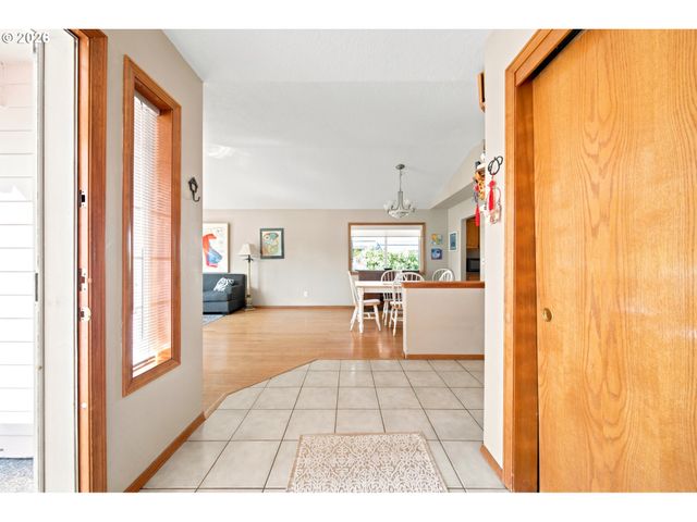 19345 VINCENT Dr, Oregon City, OR 97045