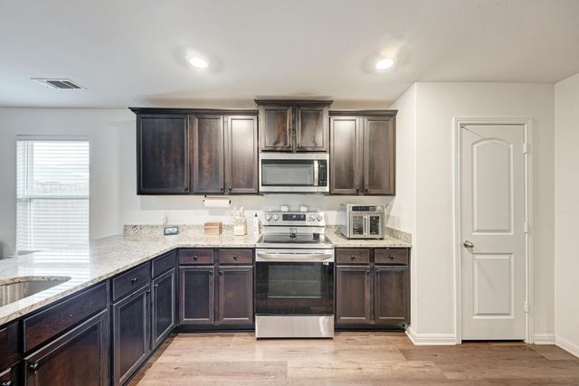 132 Maywood LN, Jarrell, TX 76537