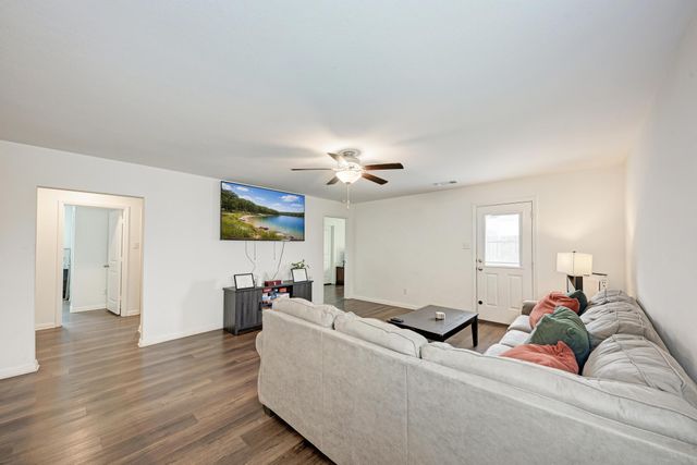 132 Maywood LN, Jarrell, TX 76537