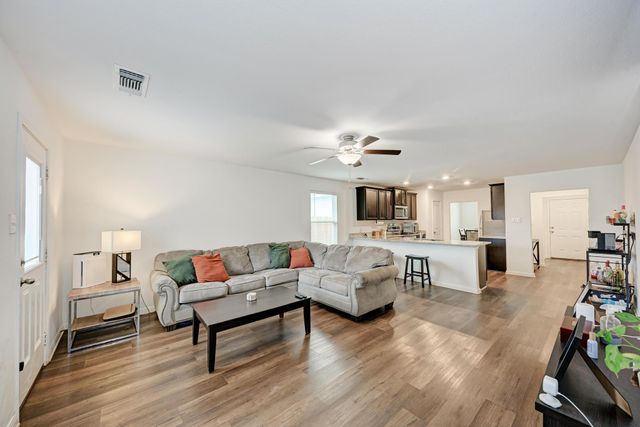 132 Maywood LN, Jarrell, TX 76537