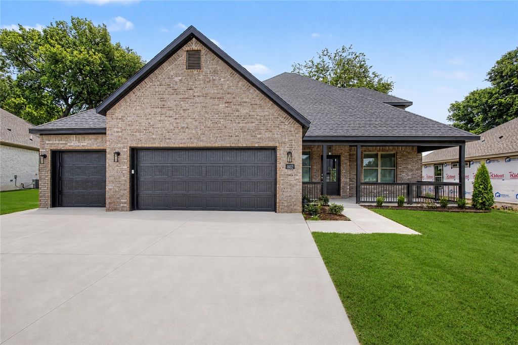 802 W Kelley Ann Street, Siloam Springs, AR 72761